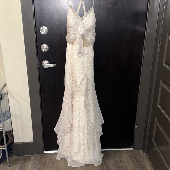 LIGHT & FLOWY MAXI DRESS - Picture 2 of 4